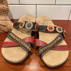 L’Artiste  Women's Black and Red Sandals